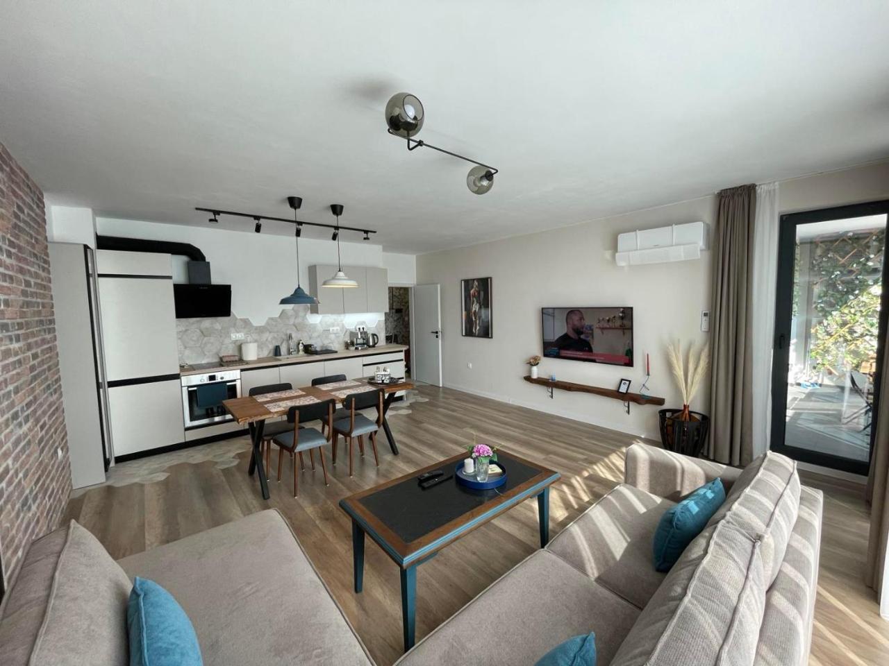Platinum Luxury Industrial 3 Room Unit Center Freepark