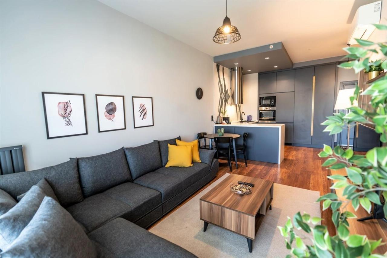 Bright & Modern Apt With Stunning City View