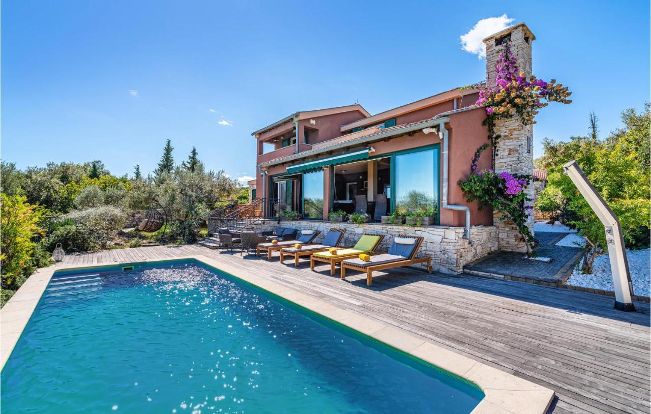 Amazing Home In Veli Iz With Wifi