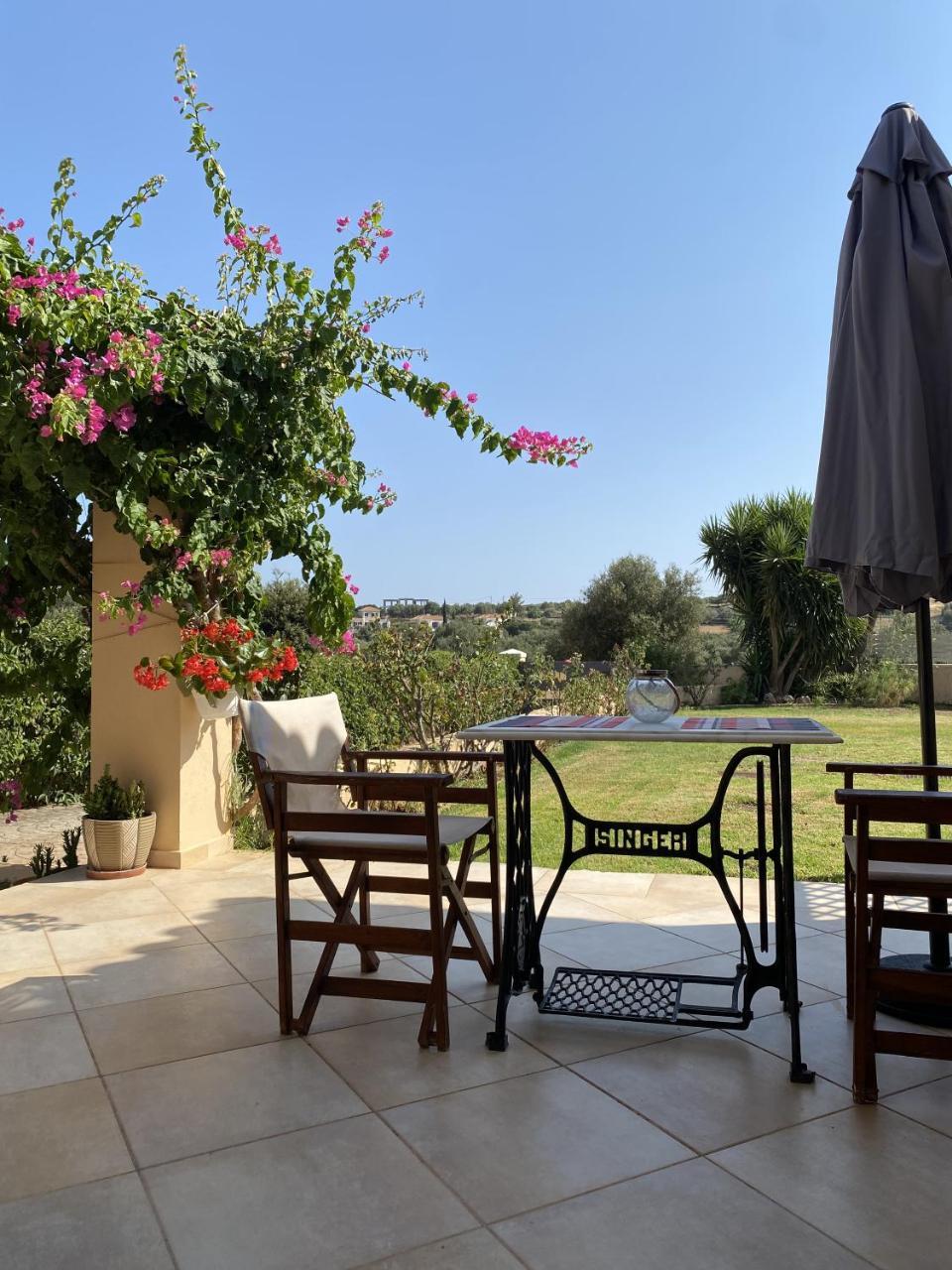 House With Garden In Peratata 10' From City Center