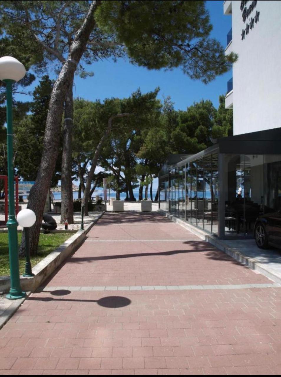 J & B Beachside Studio Apartment