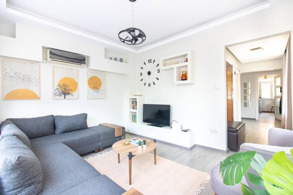 Pretty Corner Flat with Abundant Light in Kadikoy (Adults Only)