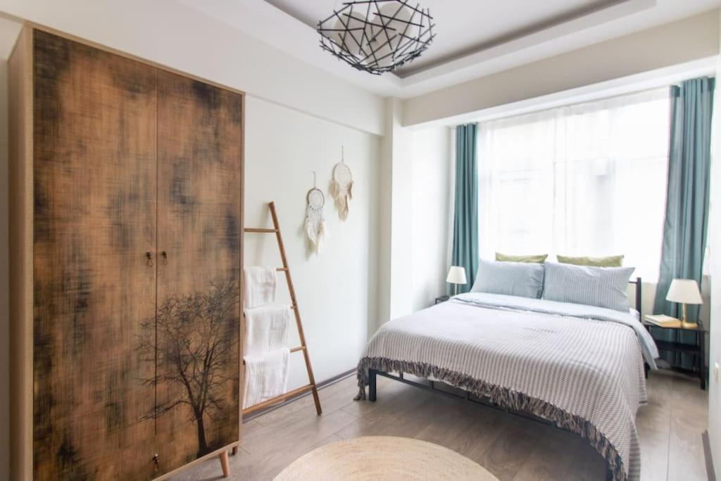 Pretty Corner Flat With Abundant Light In Kadikoy