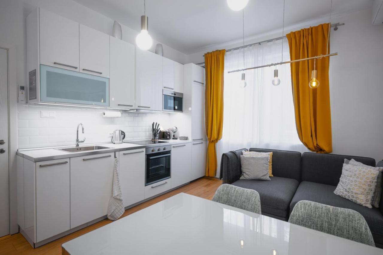 Modern 2bd Flat With Prime Location & Workspace
