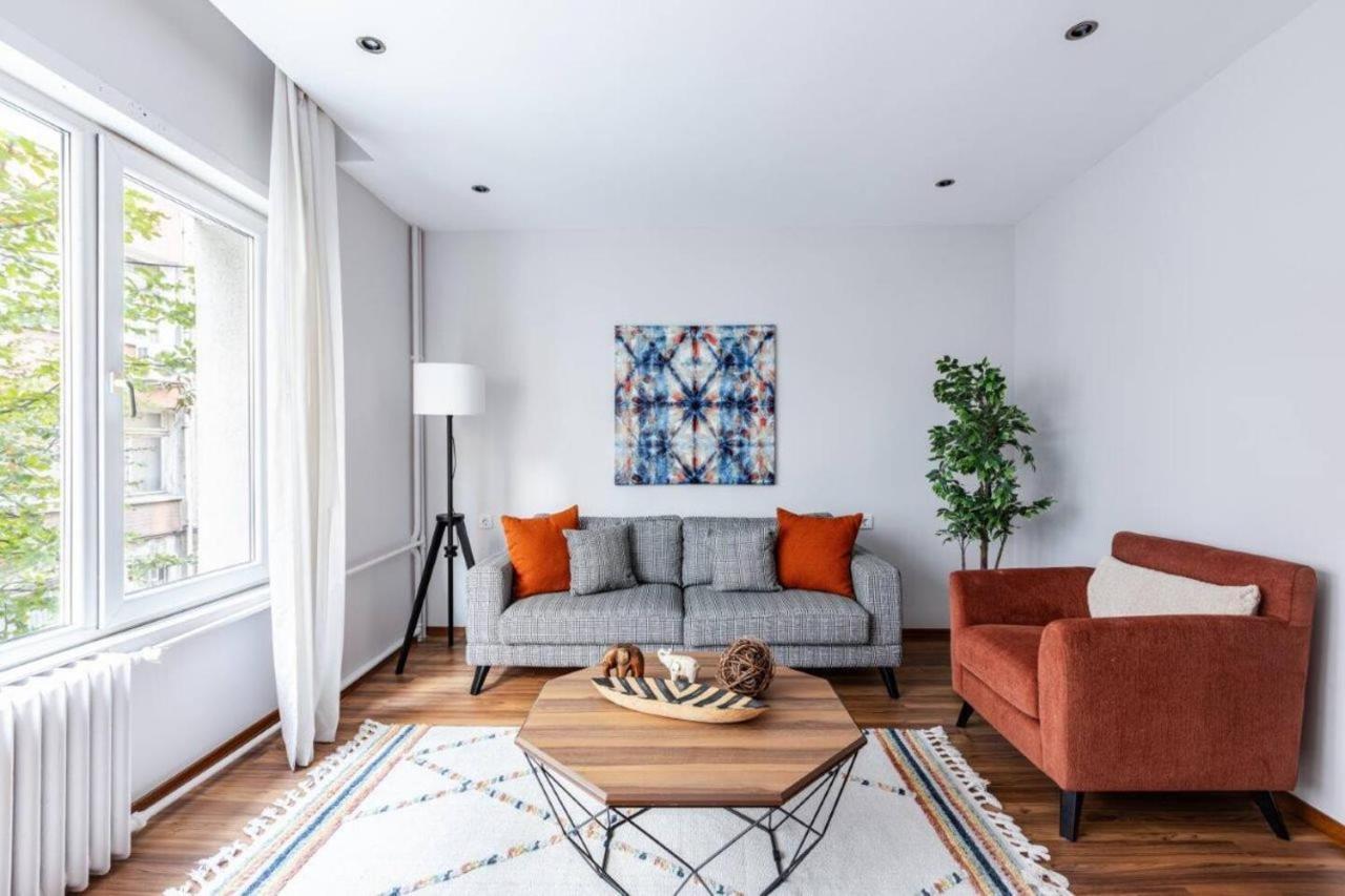 Charming Bright 4bd2bath Balcony Central Pad #368