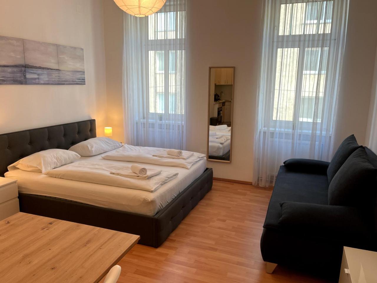 Cozy Two-bedroom Apartment Near Metro