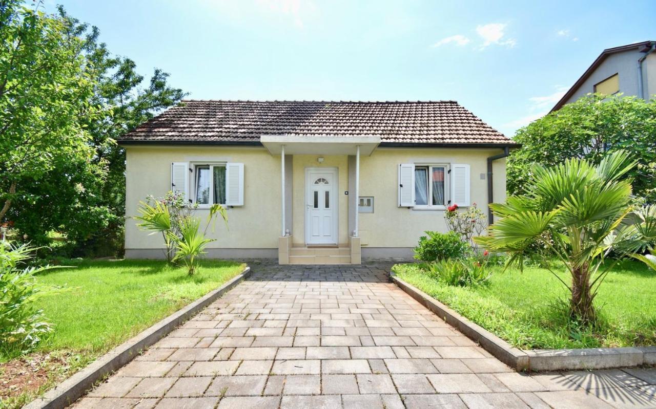 Holiday House With Garden Nena