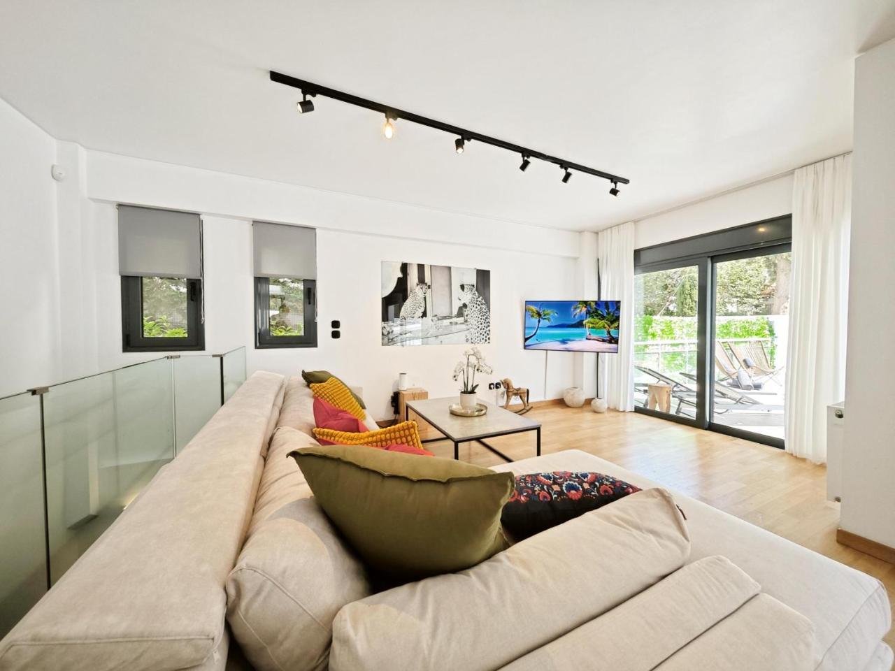 Costa Voula Private Pool, Home Cinema, Beach by Verde Apartments