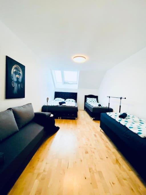 Lovely 2br & 1lr Apt, Up To 10p, Very Central