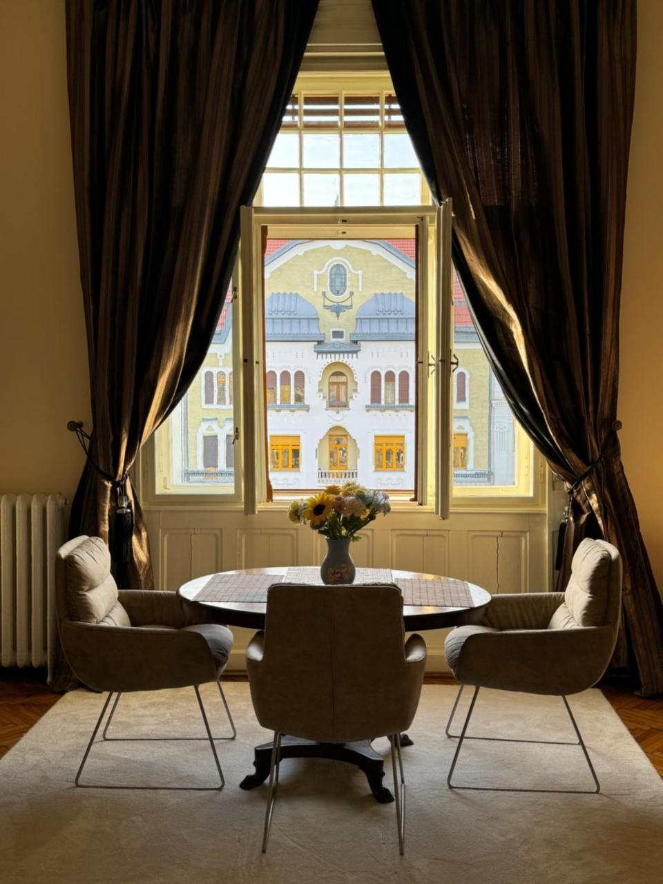 Charming & Lovely Apartment Downtown