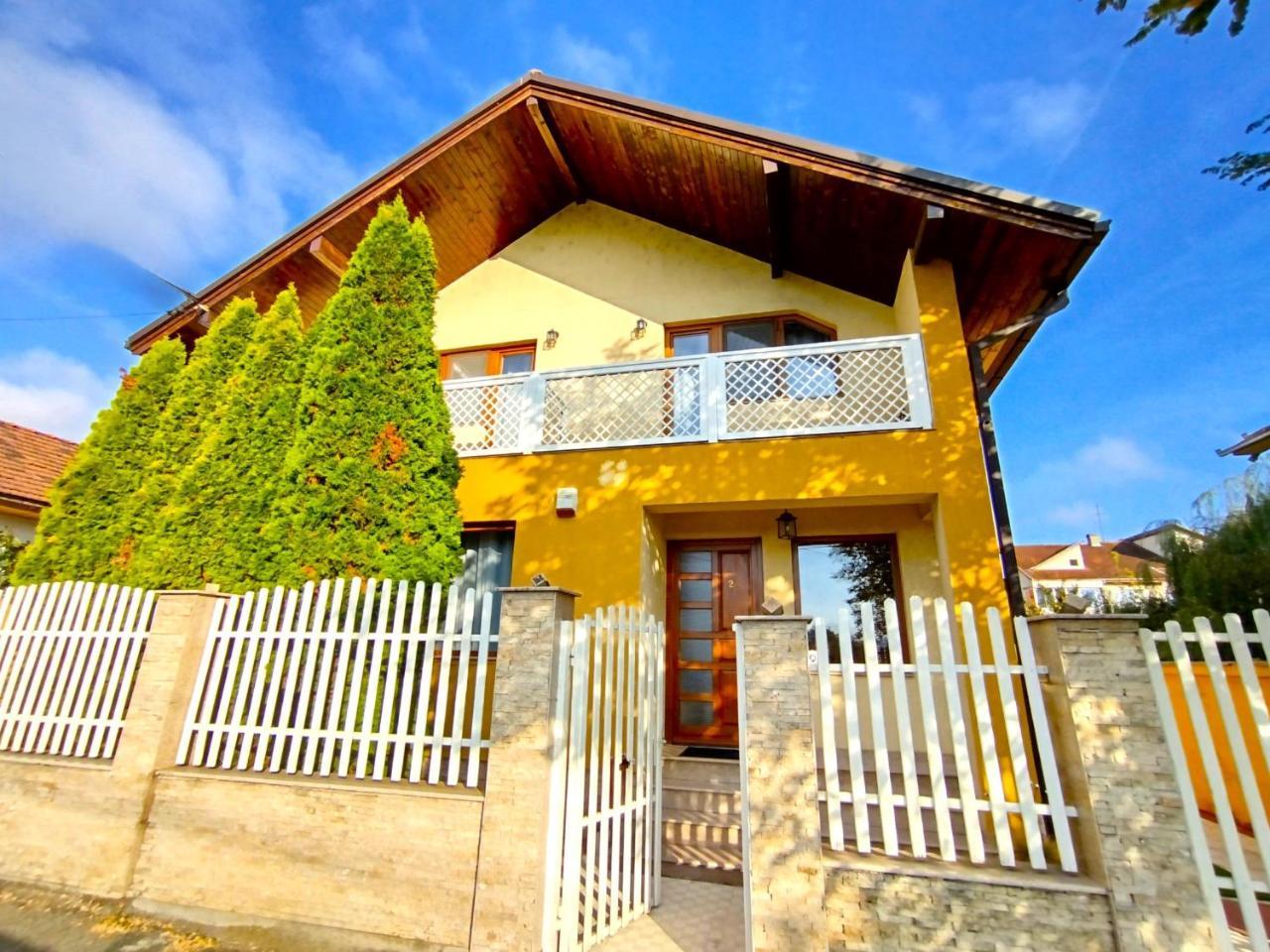 Casa Galbena