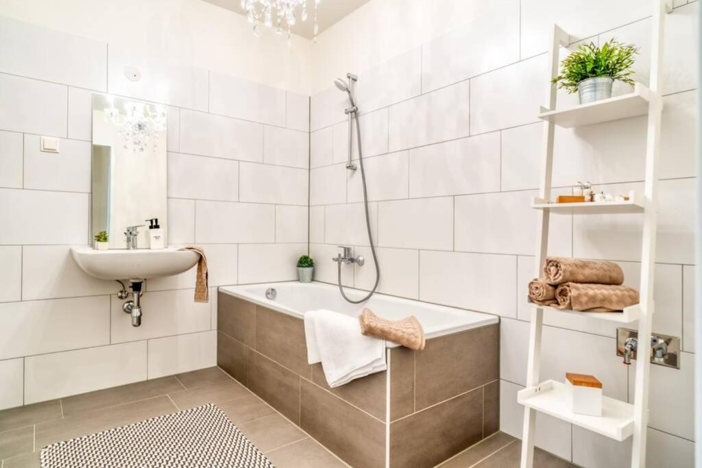 Modern & Sunny 52m2 Apartment With Balcony & Fast Wifi