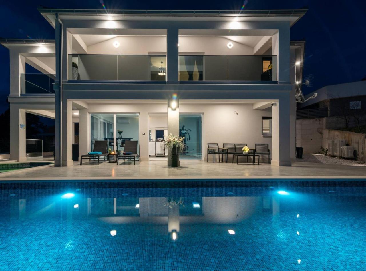 Luminous Infinity Villa With Pool & Gym