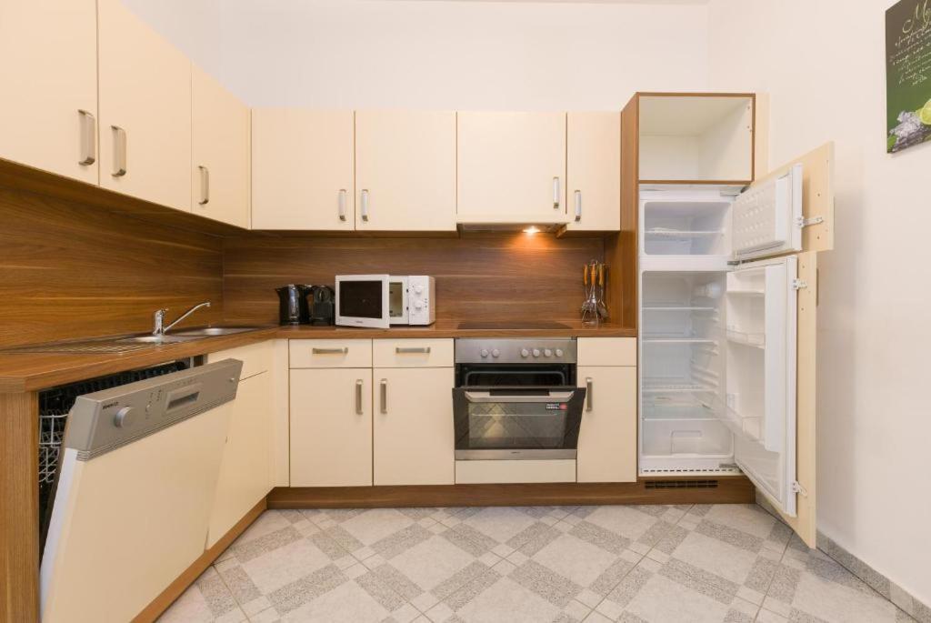 Elegant 3-bedroom Getaway With Balcony For Groups Up To 7