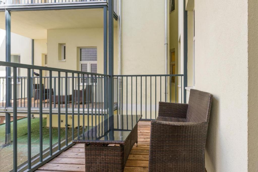 Two-bedroom Balcony Retreat For 4 Near Millennium Tower