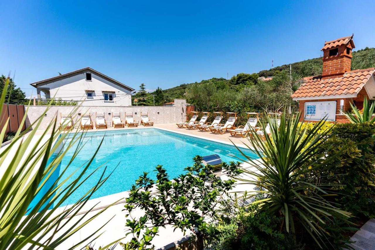 Foric Apartments With Outdoor Heated Pool