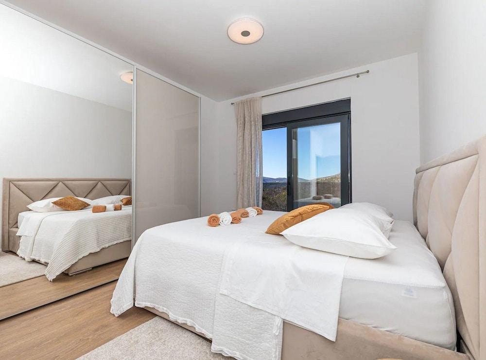 Luxurious Sanctuary Villa Primorski Dolac With Pool
