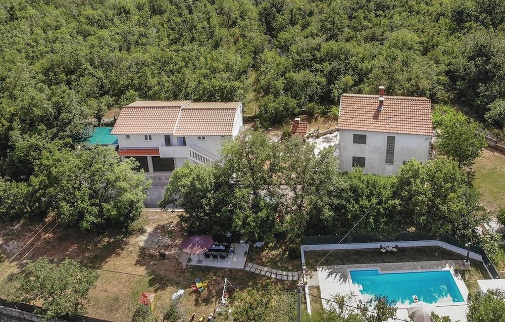 Spacious Prgomet Retreat With Private Pool, Fitness Centre, & Garden