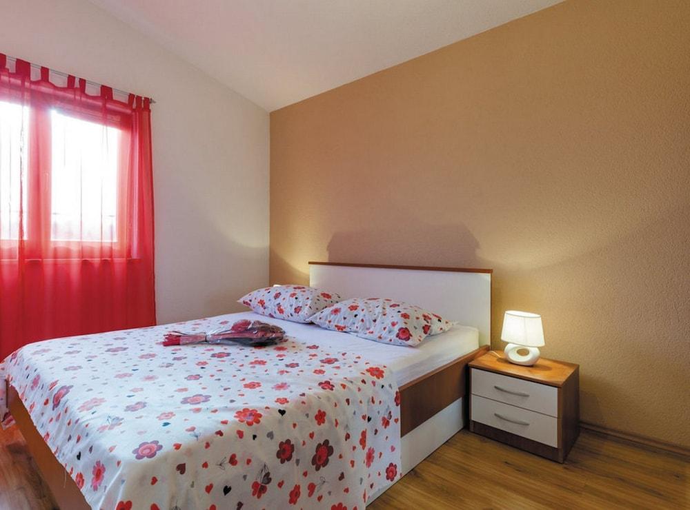 Mediterranean Stylish Villa With Pool In Kastel Stari
