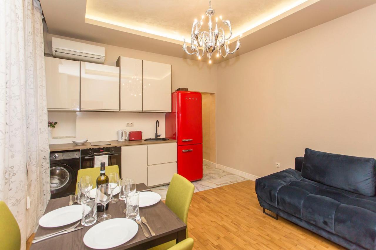 Elegant 2bdr Apartment With A Balcony