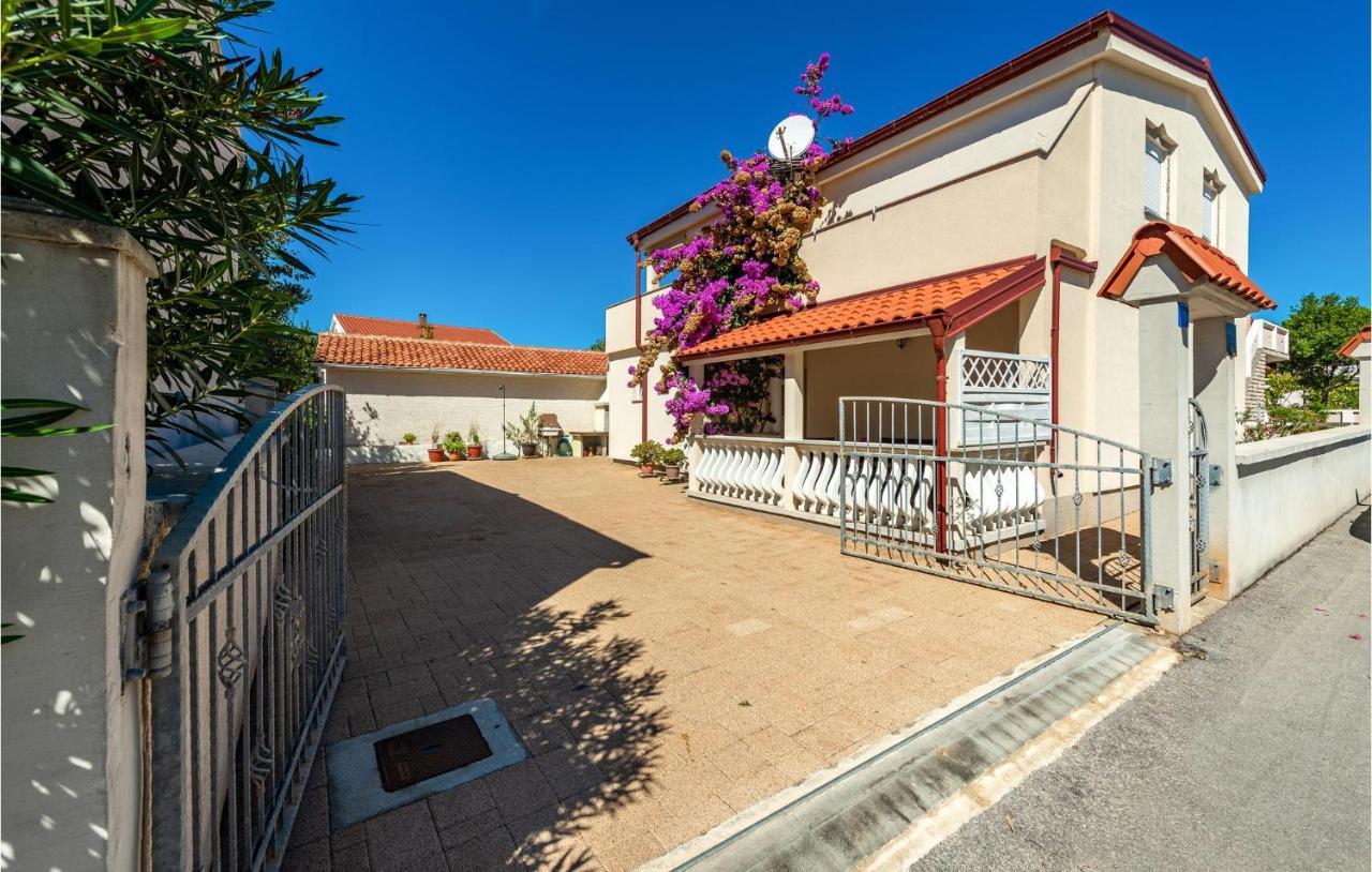 Cozy Apartment In Vir With Kitchen