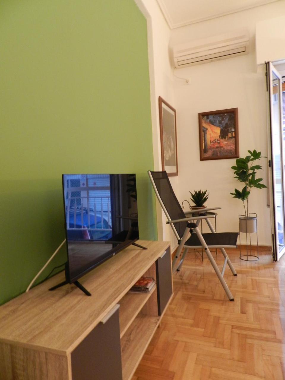 Vasia's Cosy Apartment In Athens, Pedion Tou Areos , Close To Center