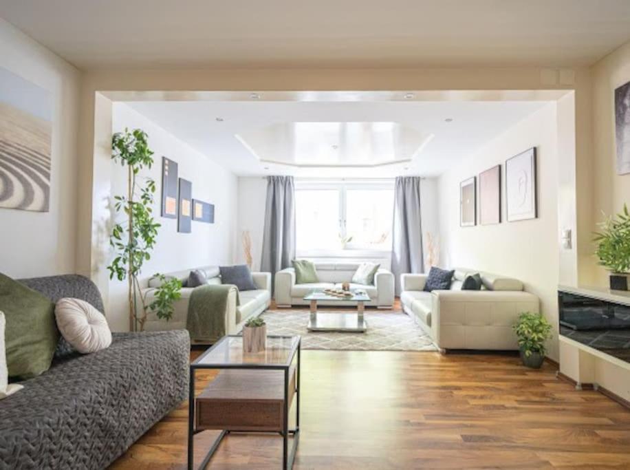 Big Luxury 3br Near Center