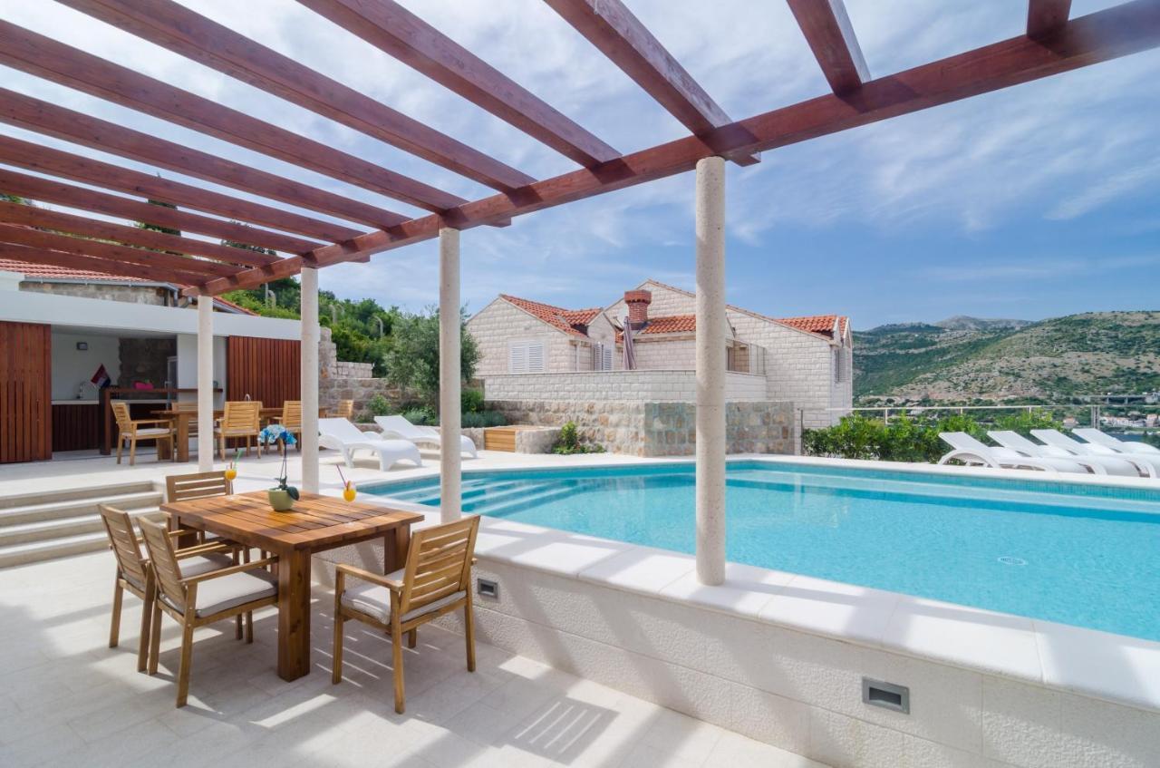 Modern Luxury Villa With Swimming Pool Bayside View
