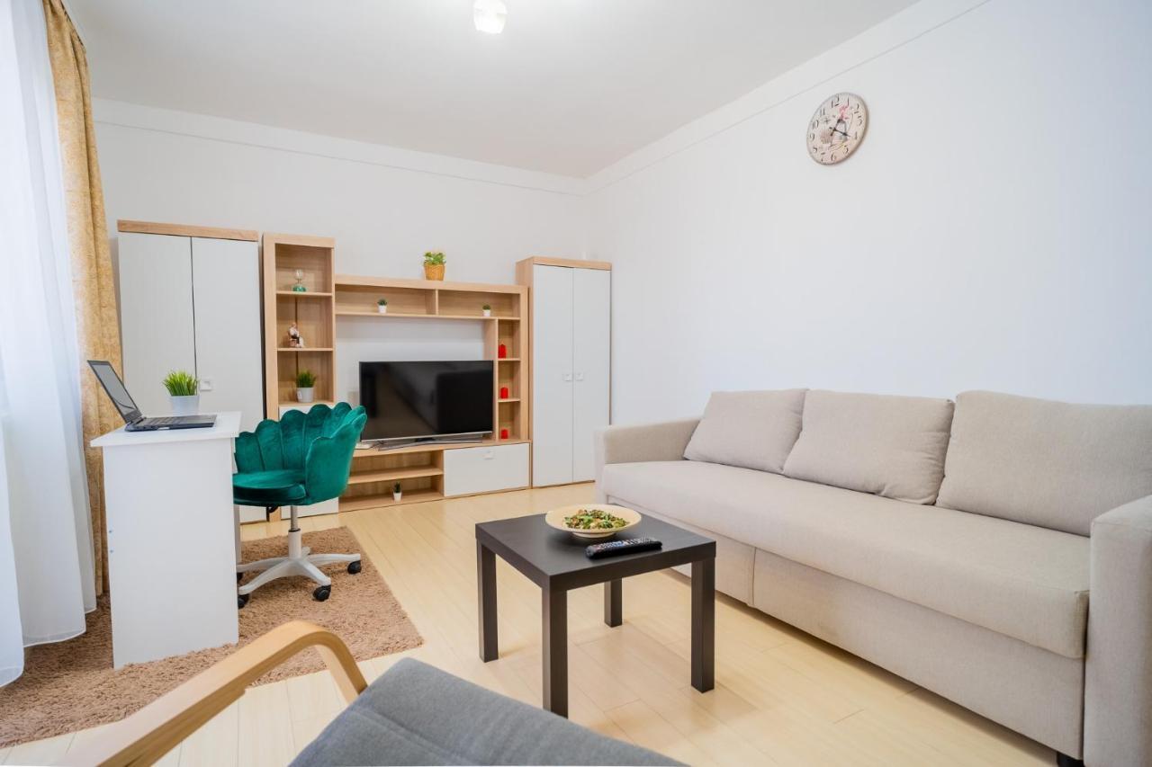 Serene 1br Apartment With Workspace