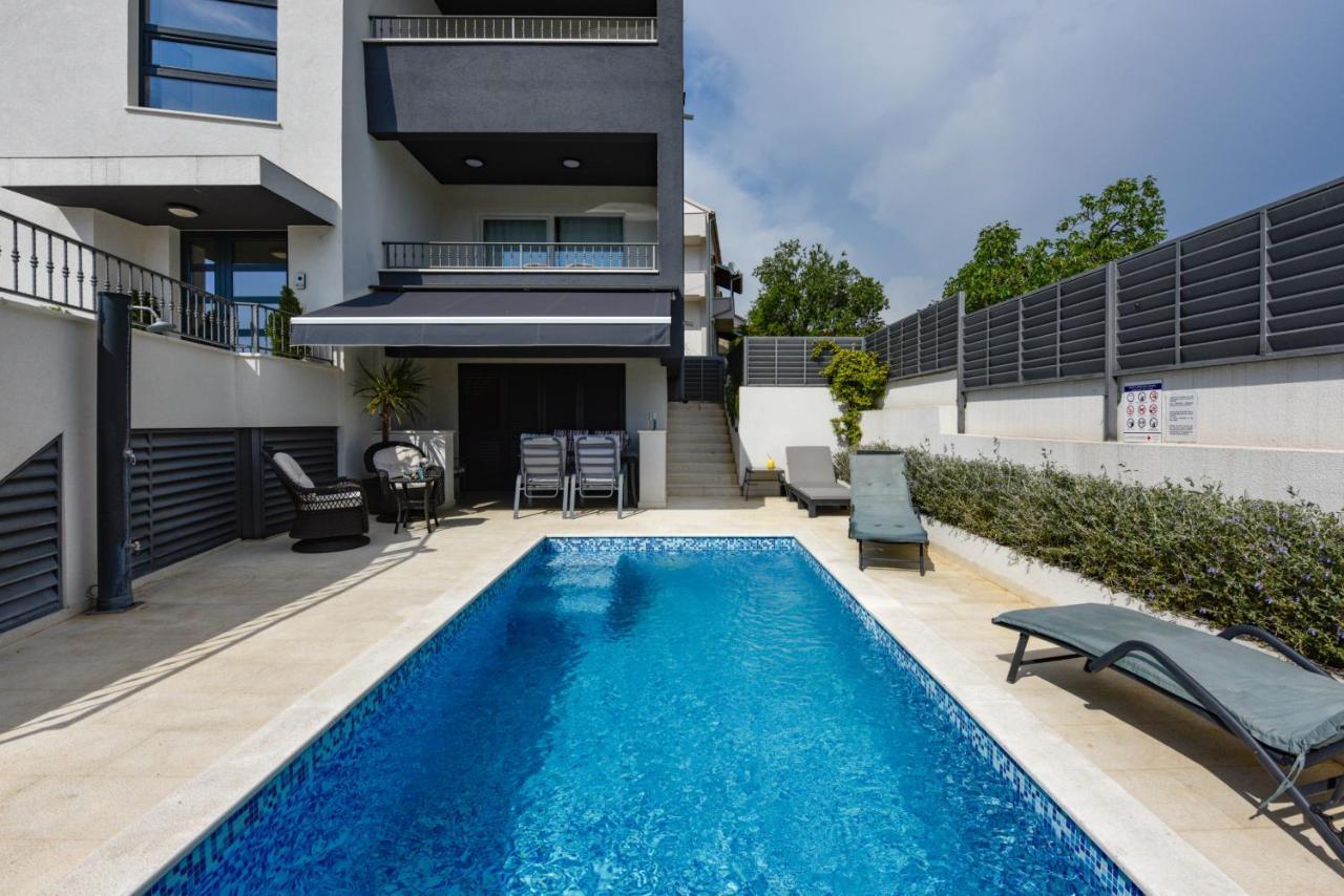 Villa Azzuro With Jacuzzi & Pool