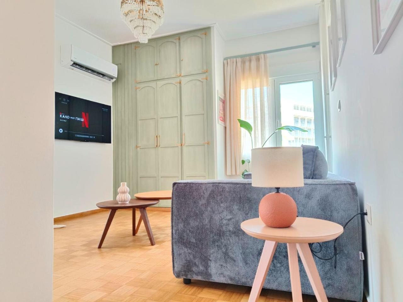 Stylish Artistic Flat With View, Three Min To Metro