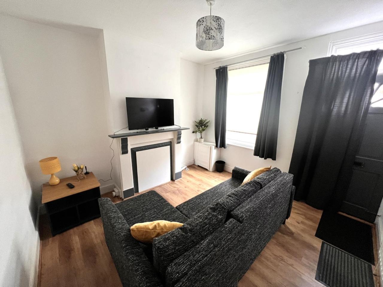 Visit Luton With This 2 Br Rental - Sleeps 6