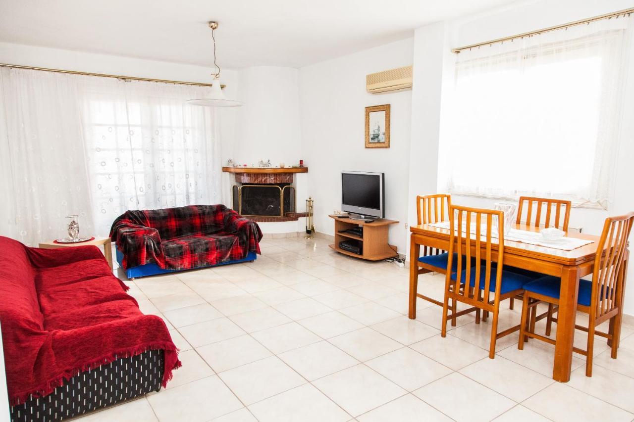 Sunny Apartment Near Metro Station