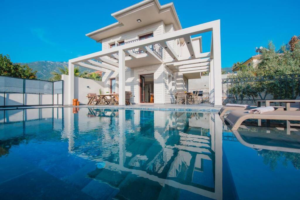 Havuzlu Korunakl Jakuzili Villa