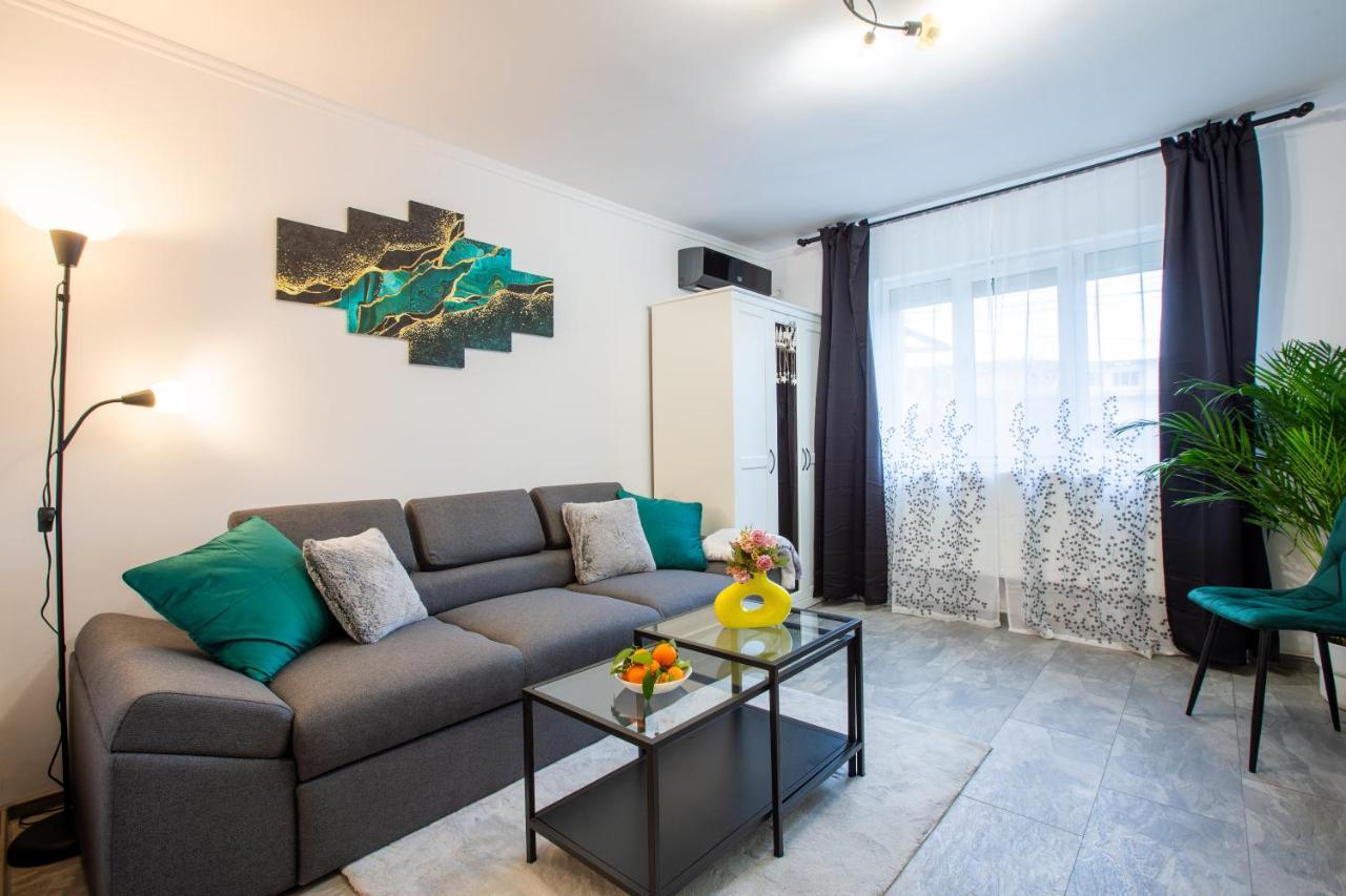 Aradului Premiere, Green Modern Studio