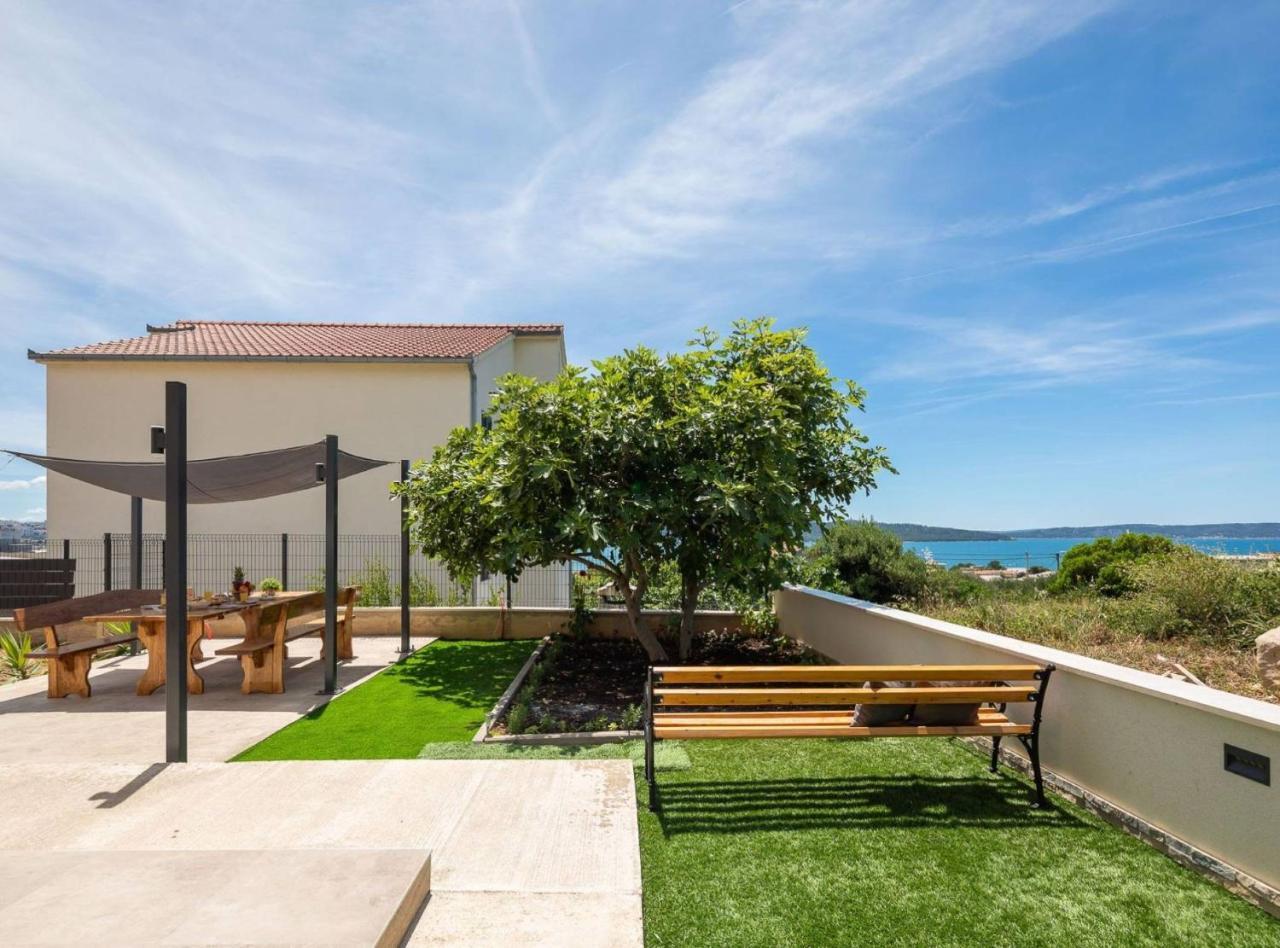Contemporary Apartment With Terrace & Spacious Garden