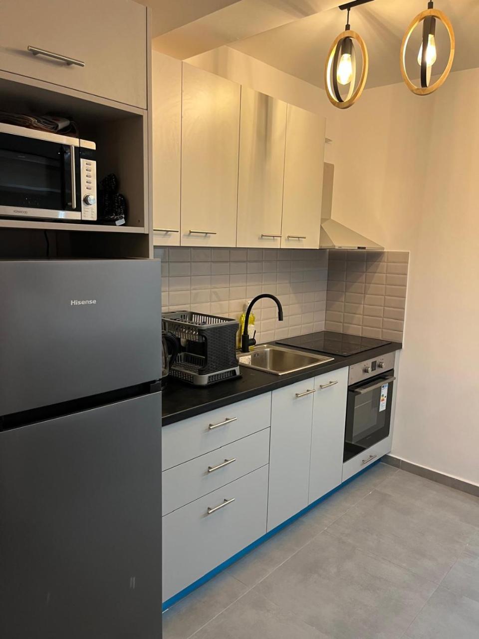 Two Stops From Monastiraki Apartment