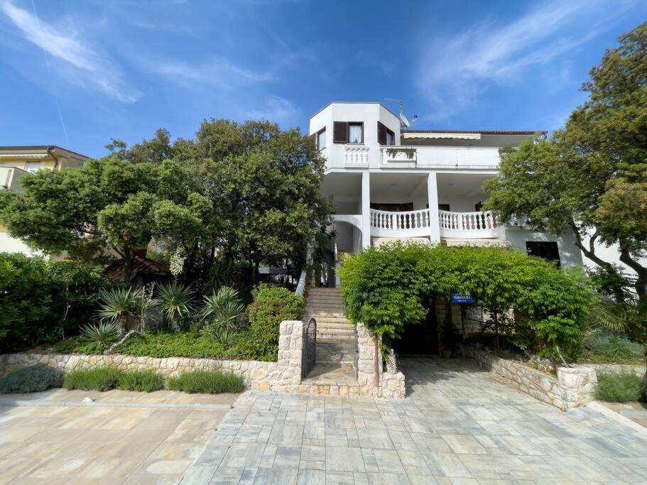 Apartment W/ Spacious Terrace