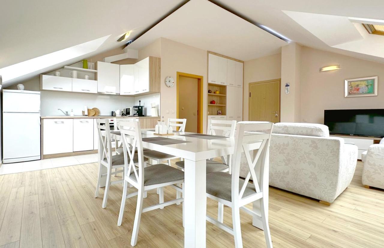 Top-floor Luxury Apt Old City Views & Free Parking