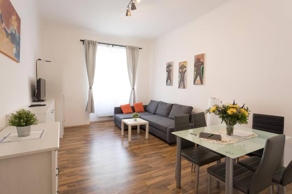16 C & J's Apartment