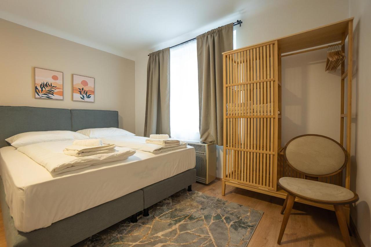 A 2-bedroom Apartment With A King-size Bed & A Balcony Is Located Just A 15-minute Walk From Stephansplatz.