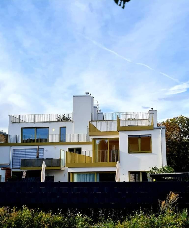 Beautiful Apartment With Parking, Brilliant Location