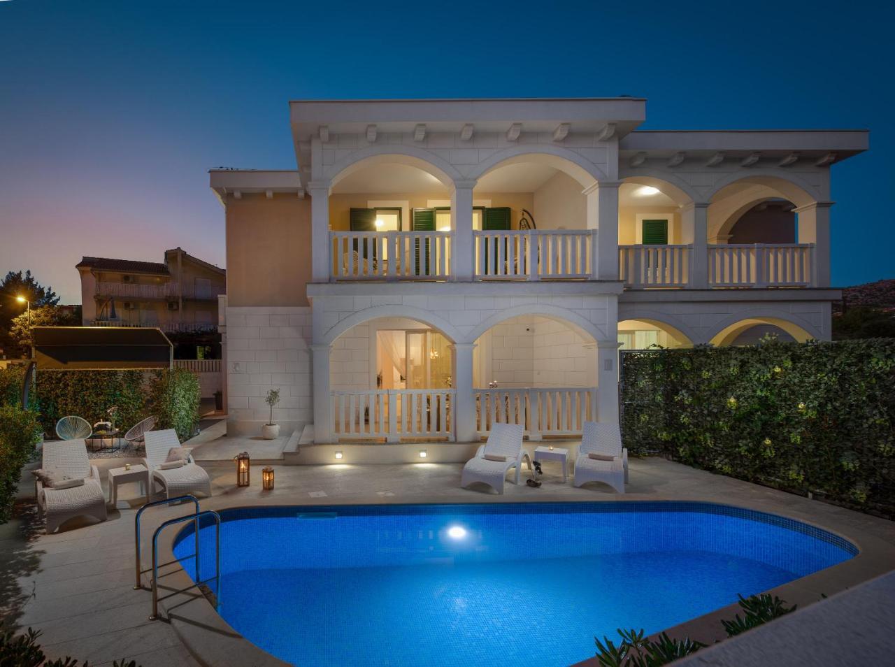 Villa Authentica With Heated Pool