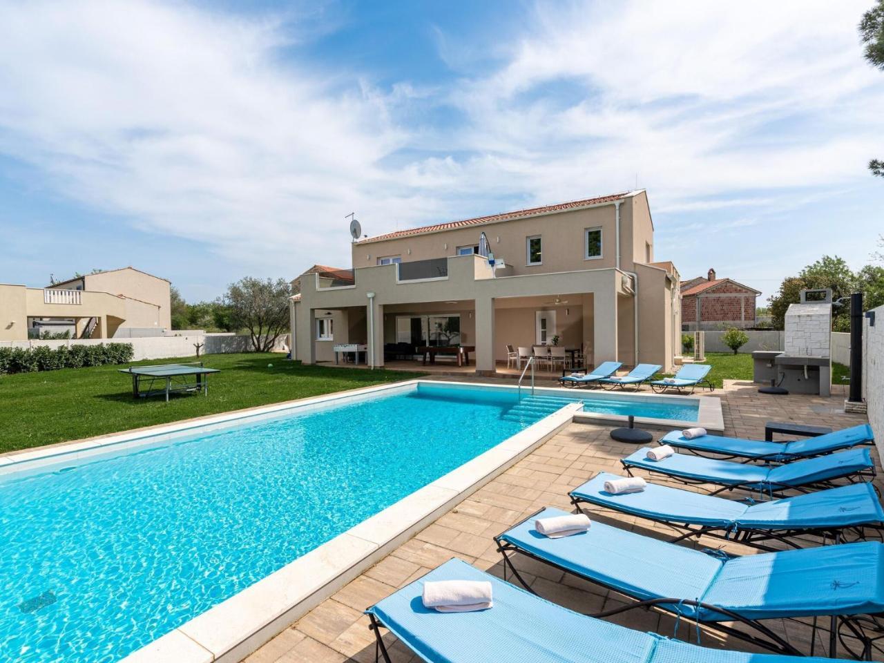 Luxury Villa With Swimming Pool & Sauna