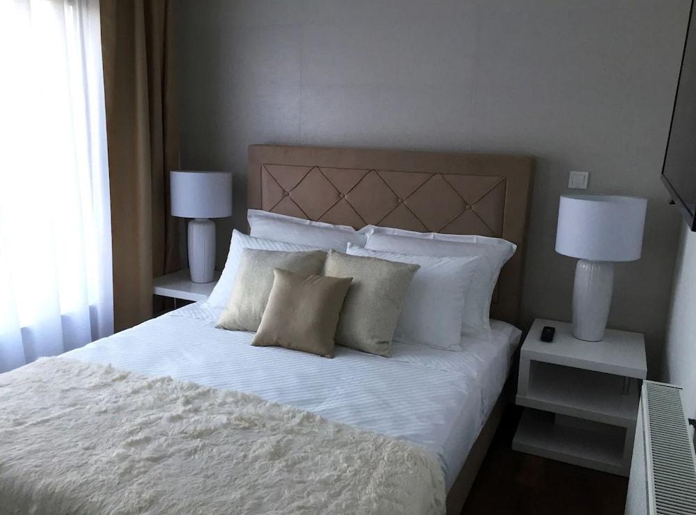 Modern Villa With Private Heated Pool & Lounge Area For A Relaxing Stay