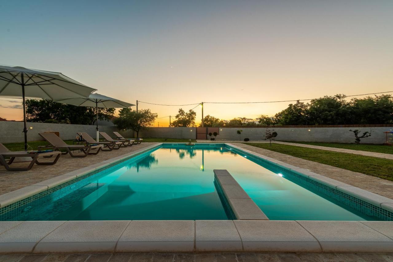 S & I Peaceful Holiday Home With Pool & Jacuzzi