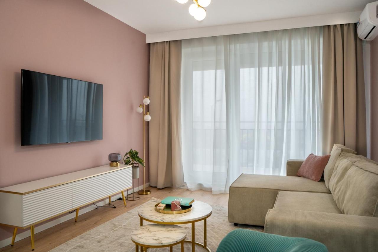 Cityscape Blush Pink, Cozy Modern Apt