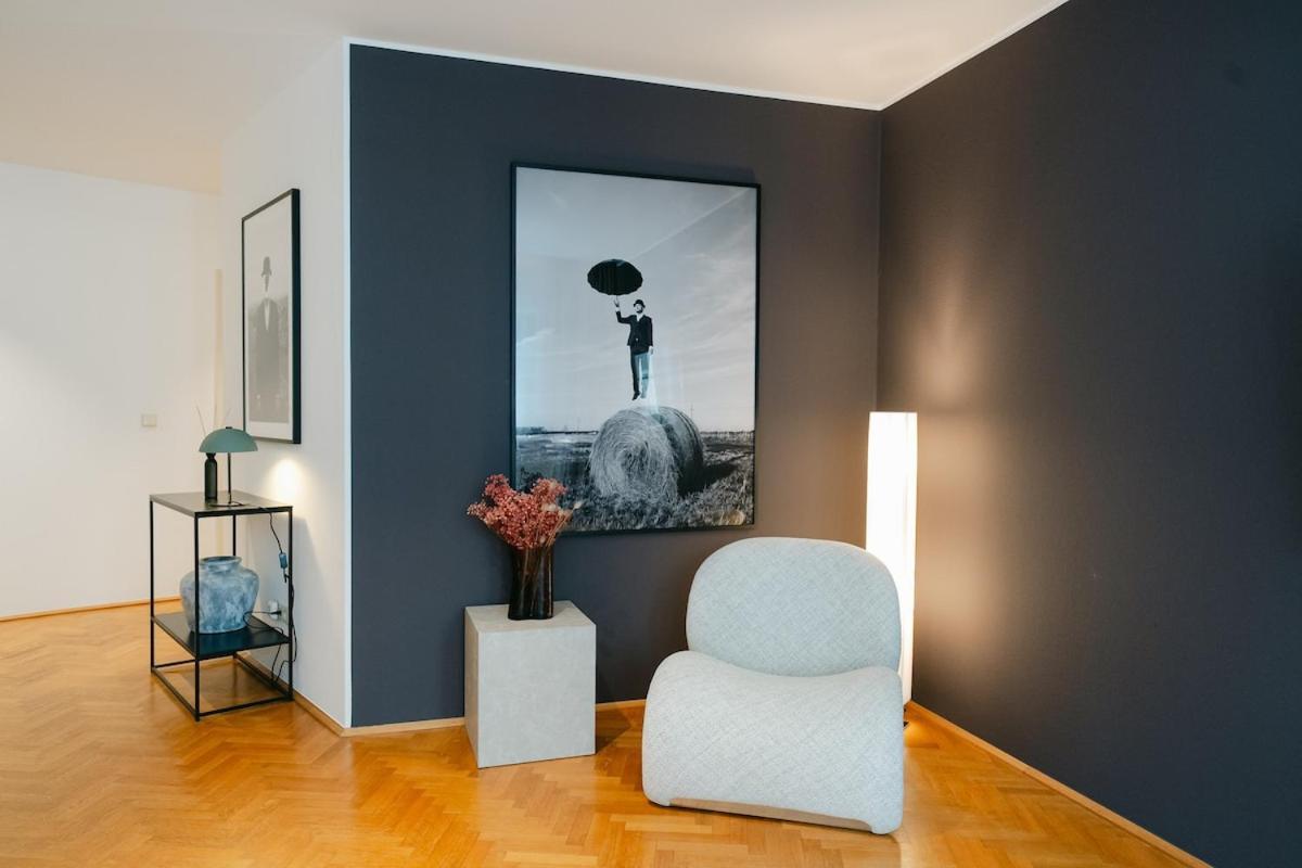 Cozy Corner Perfect For 4 To 6 Hip Area & Parking