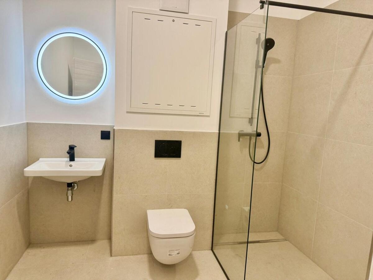 Modern Studio With Free Parking