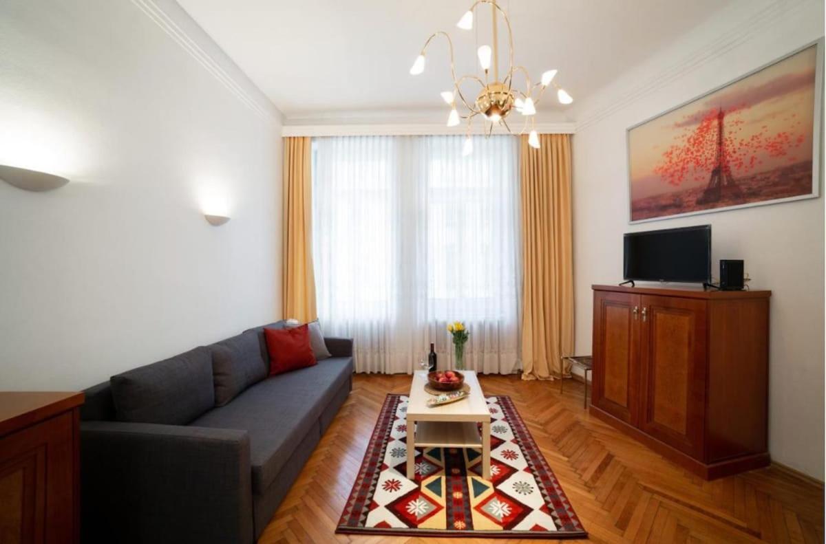 Premium Classical Apartment With Free Parking